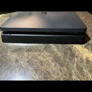 Gaming console Ps4 in good shape used only couple of times.